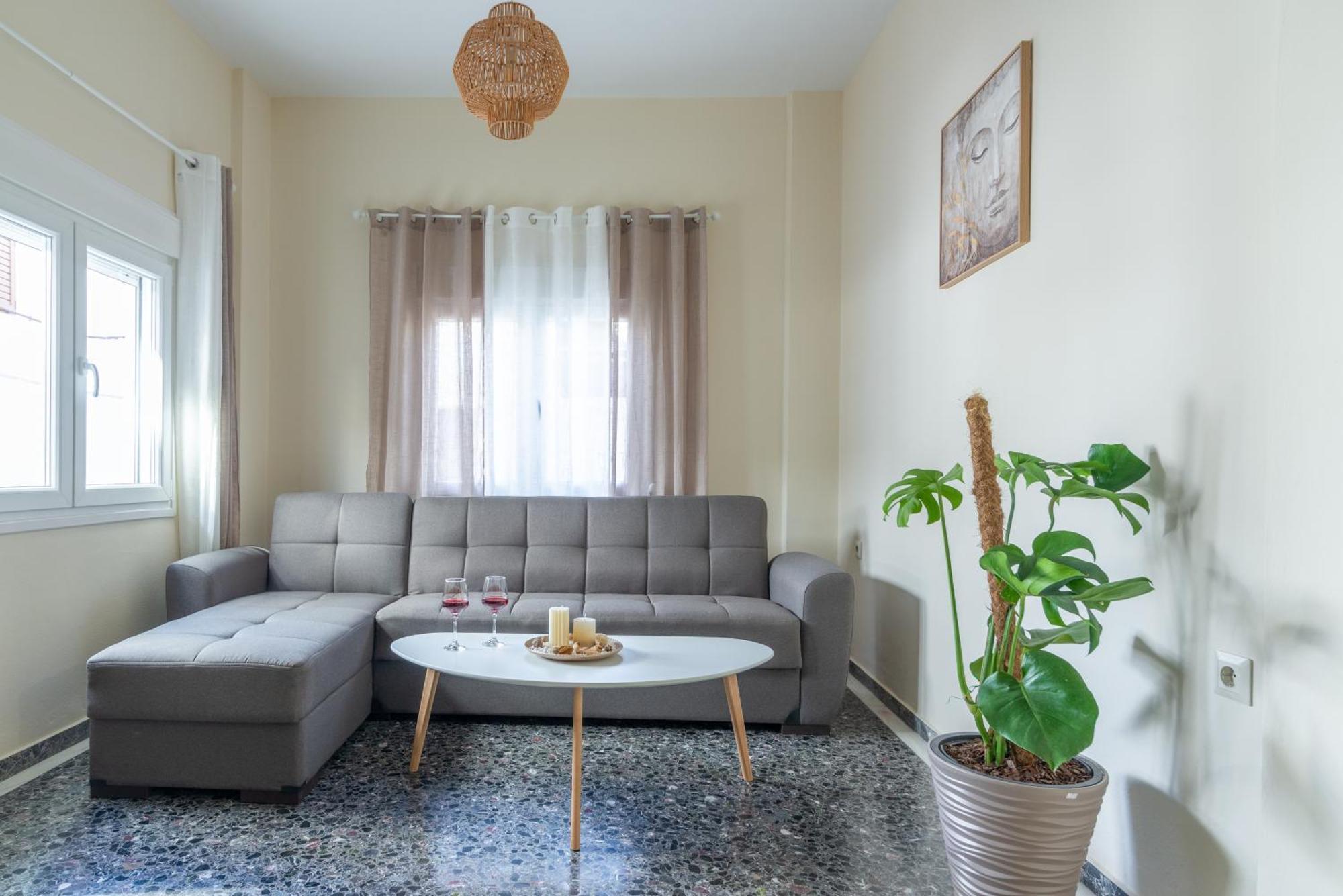 New Renovated In Center Apartment *