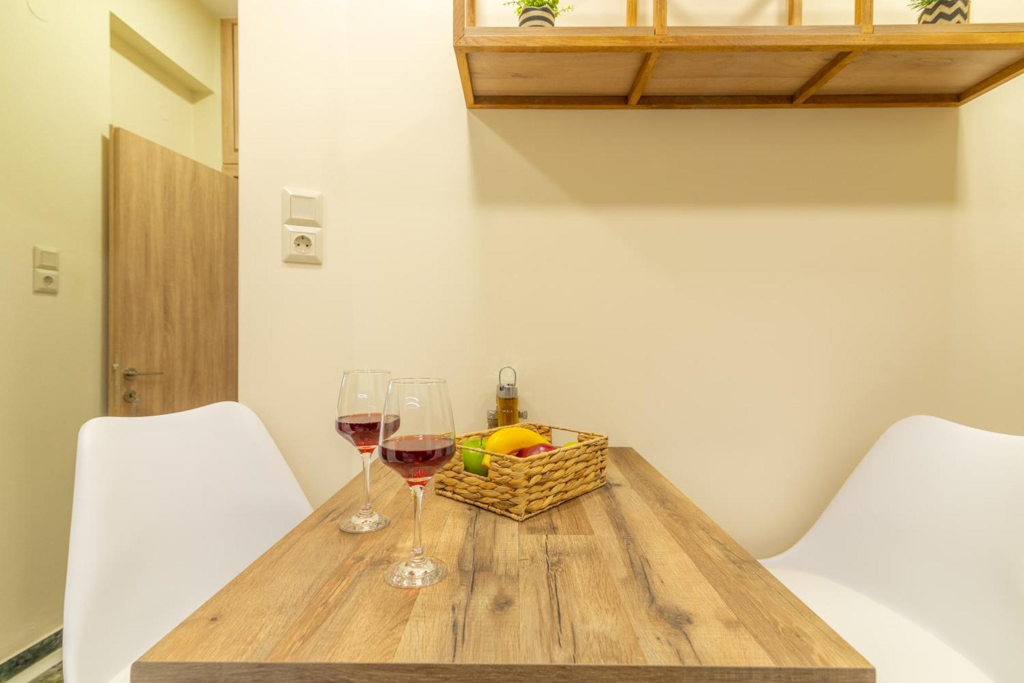 New Renovated In Center * הרקליון