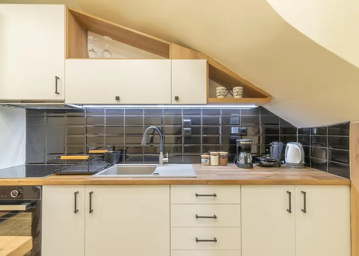 New Renovated Apt In City Center